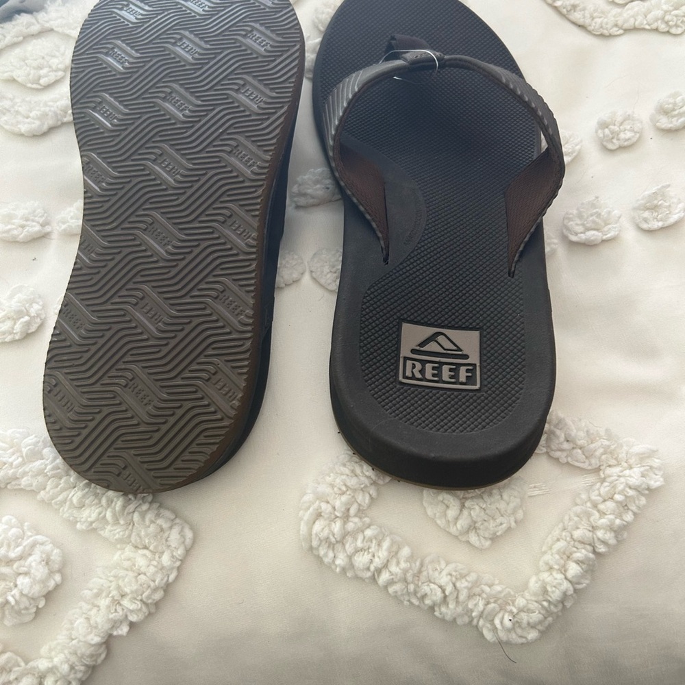 Reef men’s flip flops size 9, Brown, NWOT, style name Phantom II, cushions sole